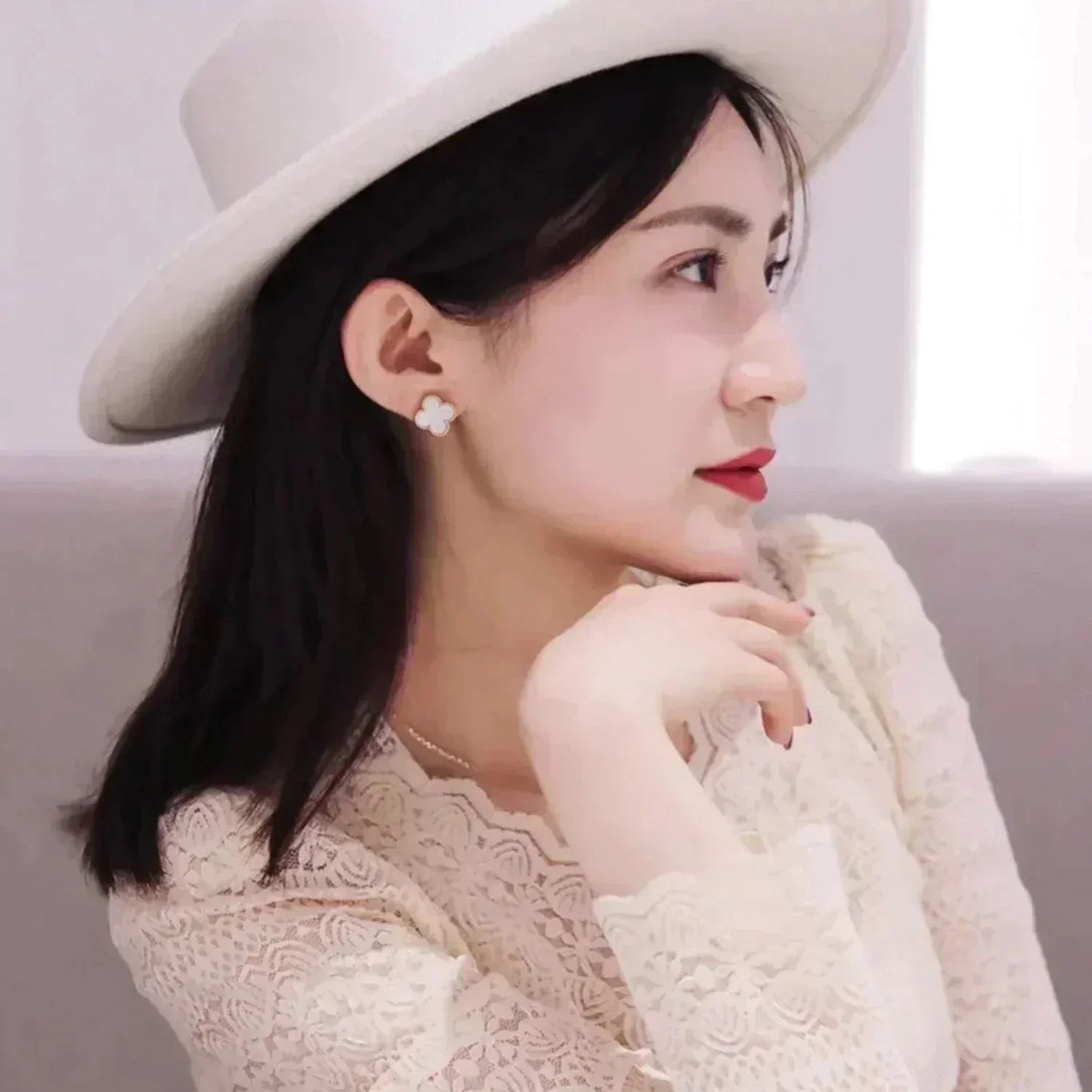 [Lunabriance]CLOVER MEDIUM 1 MOTIFS  WHITE MOP STUD EARRINGS
