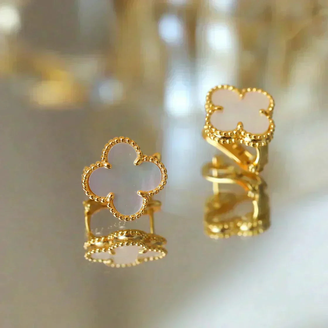 [Lunabriance]CLOVER MEDIUM 1 MOTIFS  WHITE MOP STUD EARRINGS