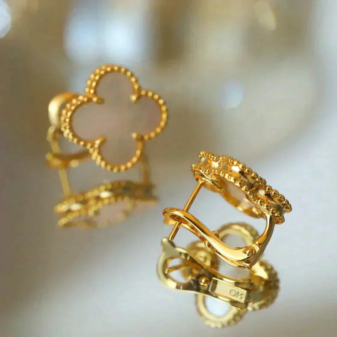 [Lunabriance]CLOVER MEDIUM 1 MOTIFS  WHITE MOP STUD EARRINGS