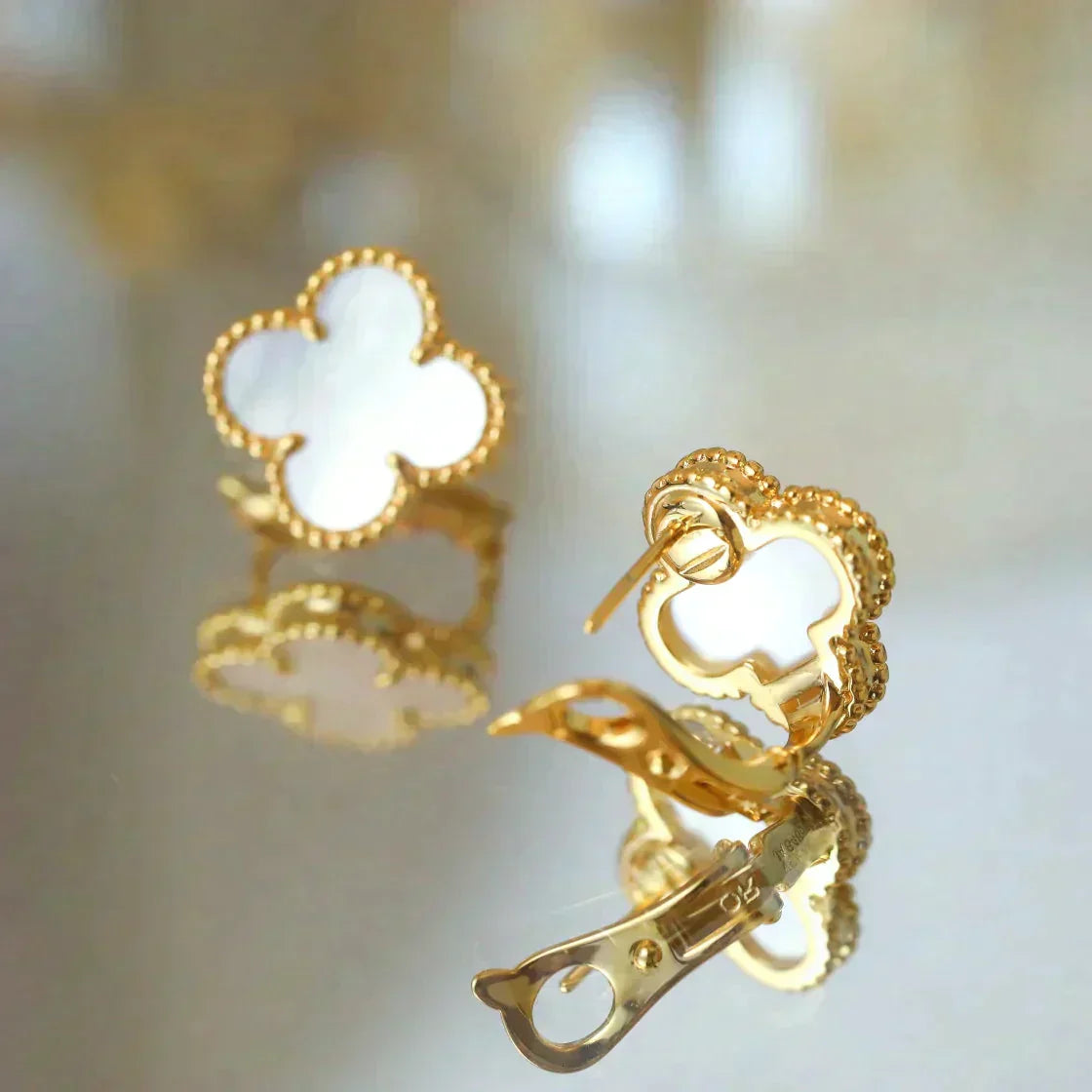 [Lunabriance]CLOVER MEDIUM 1 MOTIFS  WHITE MOP STUD EARRINGS