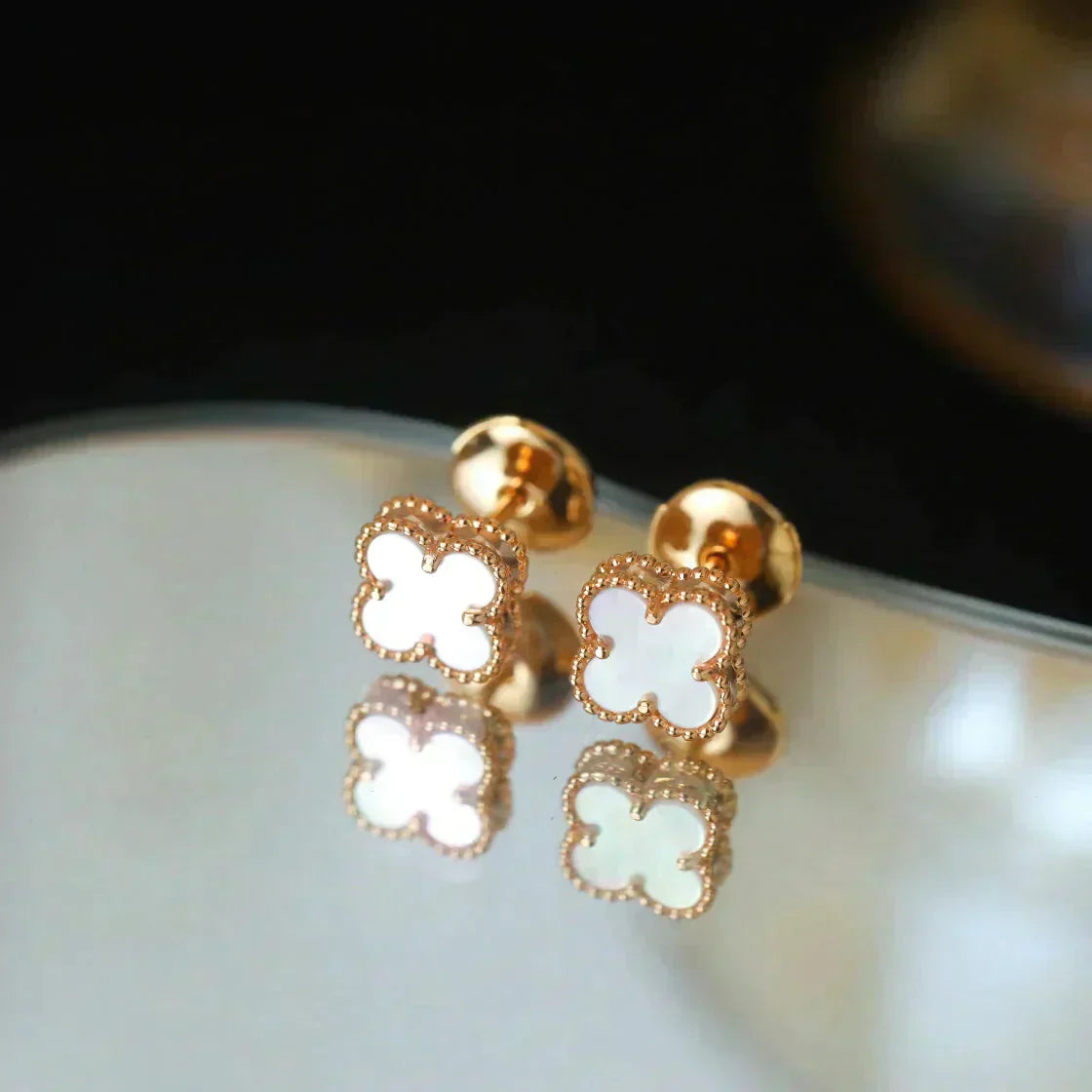 [Lunabriance]CLOVER MINI 9.5MM WHITE MOP EARRINGS