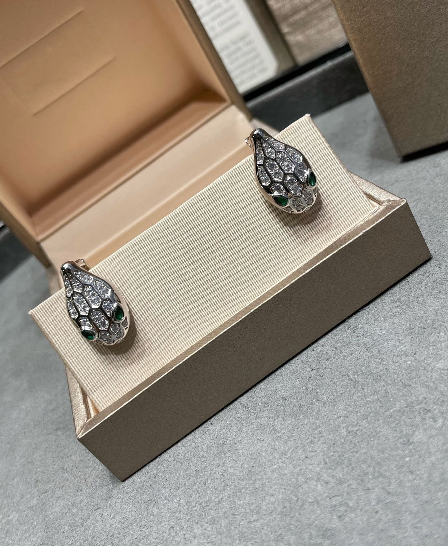 [Lunabriance]SERPENT DIAMOND STUD EARRINGS