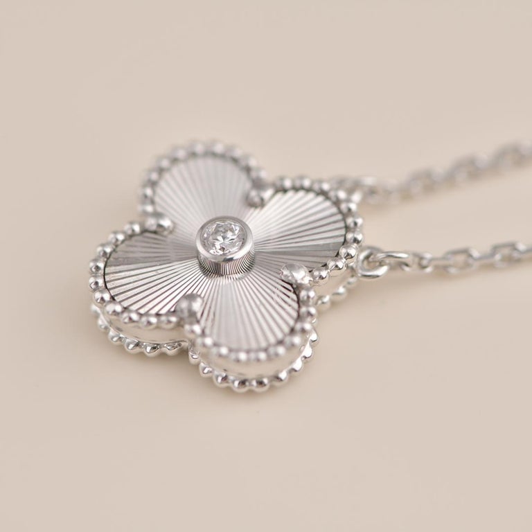 [Lunabriance]CLOVER  15MM DIAMOND LASER NECKLACE SILVER