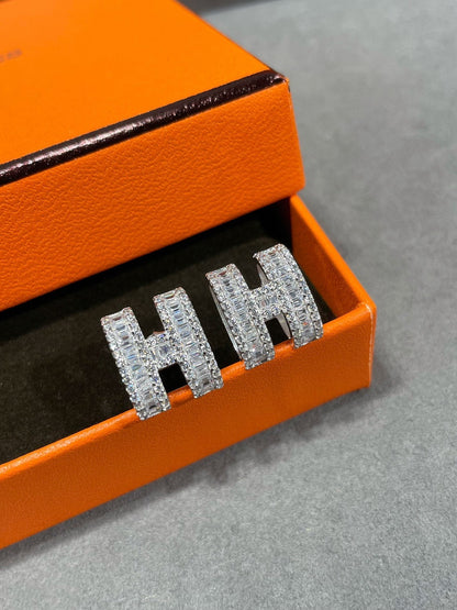 [Lunabriance]H STUD EARRINGS WITH SILVER DIAMONDS