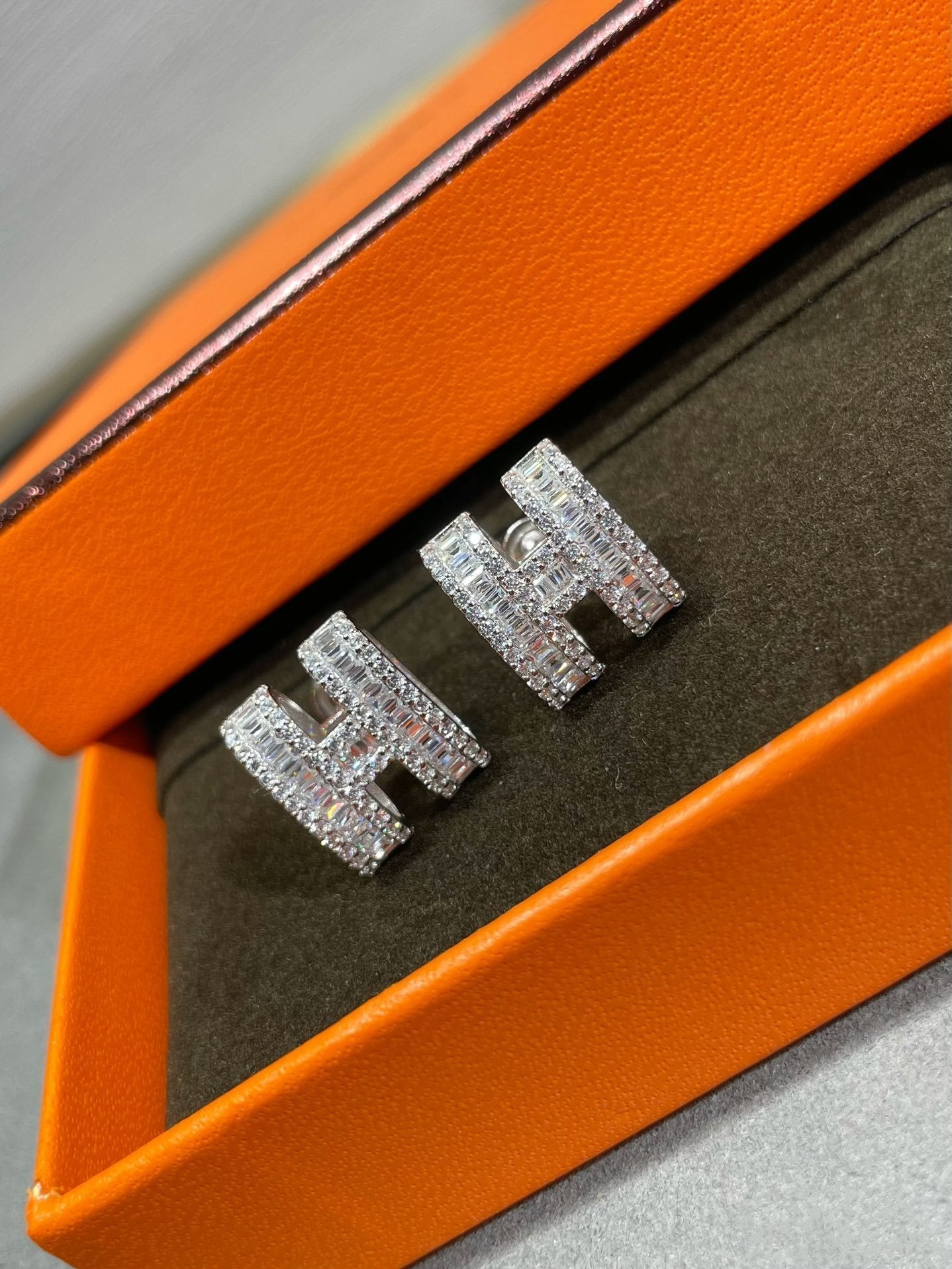 [Lunabriance]H STUD EARRINGS WITH SILVER DIAMONDS